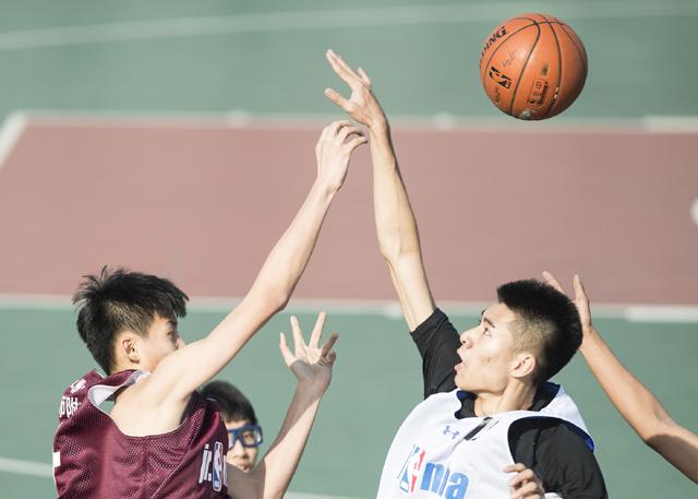 女尊揉弄他的玉茎